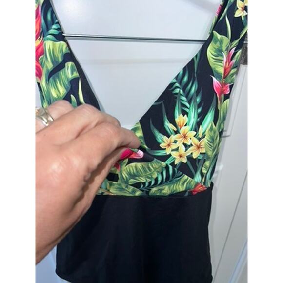 NWOT CALIA by Carrie Underwood Women's Tropical Print‎ One-Piece Swimsuit 4 - Picture 2 of 9